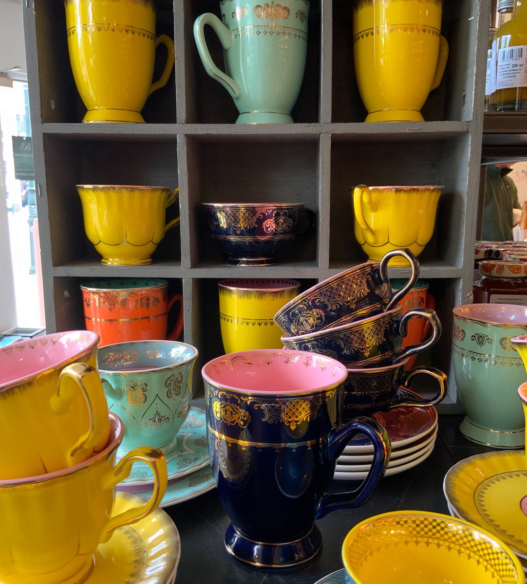 Extra lekker genieten van je kopje thee met deze leuke vrolijke kopjes. 
#tea #thee #theeservies #denneweg #aertvandergoesstraat #betjeman #betjemanandbarton  #webshop  
Betjemanandbarton.nl