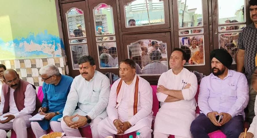 Sunil_SharmaBJP's tweet photo. Visited the #Pargwal border area, specifically Village Bhalwal Perth, to assess the impact of Pakistan's shelling and engaged with residents to understand their plight, determining the challenges they face in their daily lives. https://t.co/VImmqKkj6s