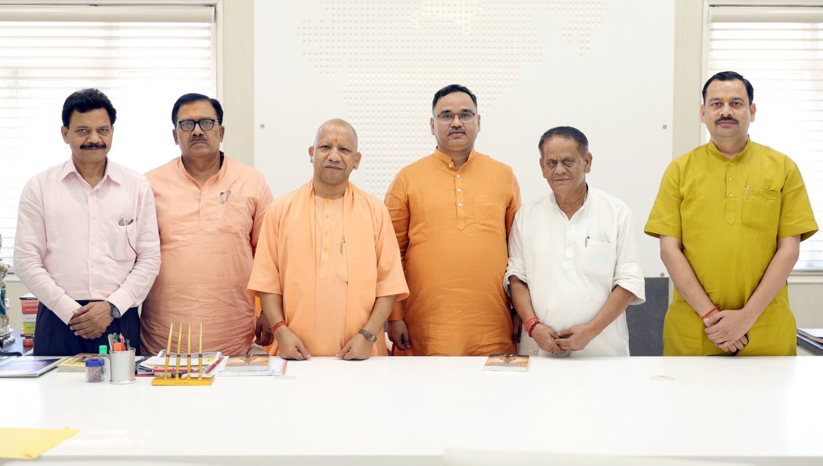 myogioffice's tweet photo. मुख्यमंत्री श्री @myogiadityanath जी महाराज से आज लखनऊ में विद्या भारती, पूर्वी उत्तर प्रदेश क्षेत्र के मंत्री डॉ. सौरभ मालवीय जी एवं श्री राम सिंह जी, प्रदेश निरीक्षक, शिशु शिक्षा समिति ने शिष्टाचार भेंट की।

इस अवसर पर सरस्वती विद्या मंदिर, बस्ती के प्रबंधक डॉ. सुरेन्द्र प्रताप सिंह जी एवं प्रधानाचार्य श्री गोविन्द सिंह जी व श्री उमाशंकर जी भी उपस्थित रहे।