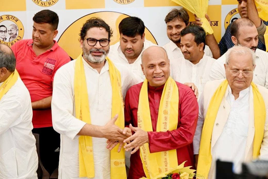 ranjansinhapro's tweet photo. समय का फेर है
-----------
कभी आरसीपी सिंह जदयू के राष्ट्रीय अध्यक्ष होते थे और प्रशांत किशोर उपाध्यक्ष। पीके को आरसीपी ने ही जदयू की सदस्यता दिलाई थी। आज उल्टा हो गया। दोनों की जोड़ी बिहार में क्या उलट-पुलट करने में सक्षम होगी? 
@PrashantKishor @RCP_Singh @jansuraajonline @ANI https://t.co/GIBQCZmNPO