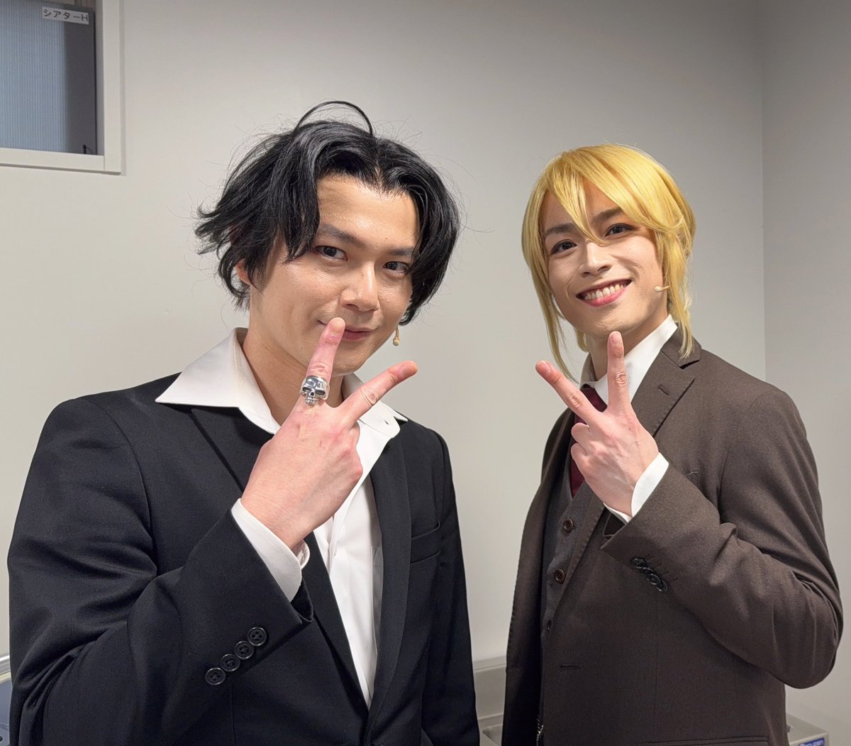 Shogo_Suzuki_'s tweet photo. #モリミュ
 東京の千秋楽を迎えました。
次は京都。
W主演を務めるシャーロック役の良くんと。
尊敬であり信頼であり、安心であり癒しです。
少しはやいけど、カンパニーでお誕生日お祝い♪
#ウィリアム
#シャーロック https://t.co/n6tnVmzGmh