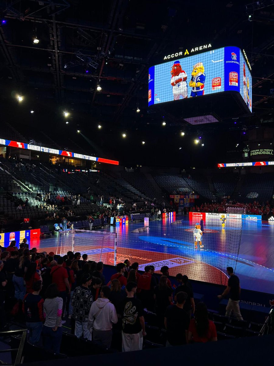 EspritHandball's tweet photo. Place à la 2ème journée 💪

8 nouvelles équipes, 4 titres de Champions de France en jeu et des centaines de supporters venus les soutenir ! 🤩🏆

#EspritHandball #cdfhand #cdfhandball https://t.co/bXgx2NXtMz