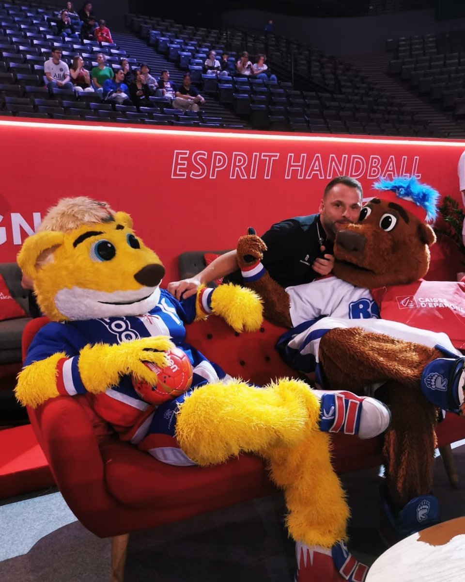 EspritHandball's tweet photo. Place à la 2ème journée 💪

8 nouvelles équipes, 4 titres de Champions de France en jeu et des centaines de supporters venus les soutenir ! 🤩🏆

#EspritHandball #cdfhand #cdfhandball https://t.co/bXgx2NXtMz