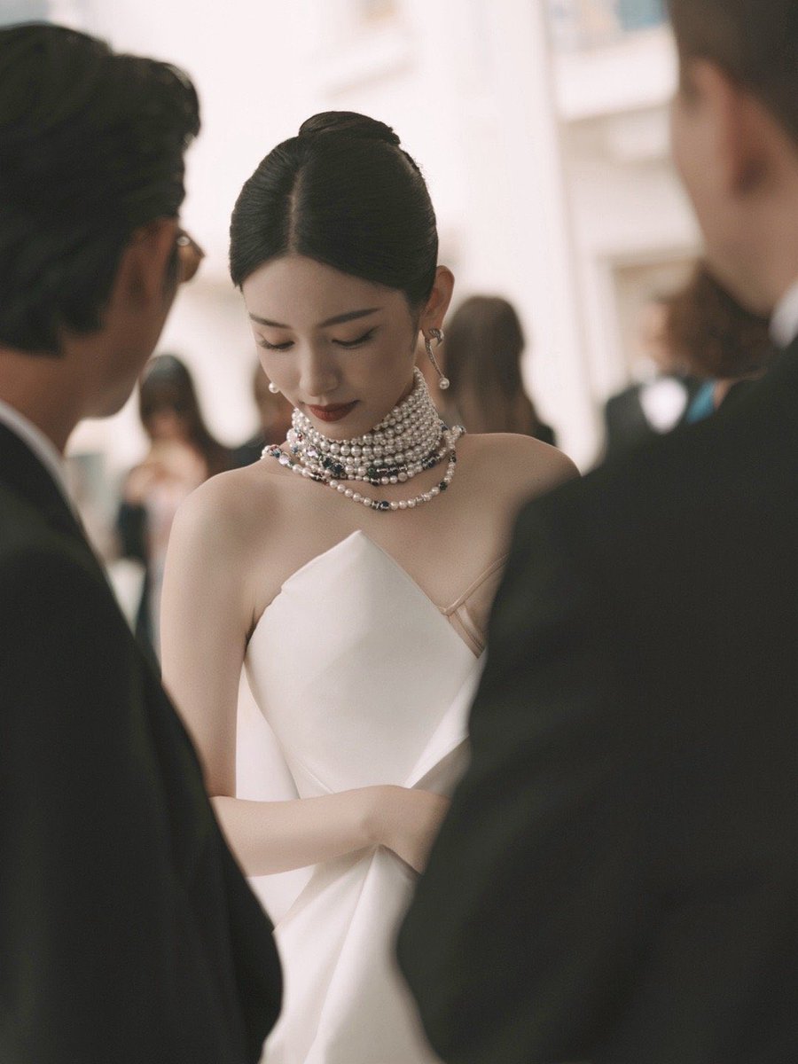 SimplyZhouYezi's tweet photo. Wow a wedding photographer even shared these stunningly beautiful wedding quality shots of #ZhouYe at Cannes! 

“I didn't expect to run into Zhou Ye again in Cannes. I took a few photos from a purely casual perspective. The first time I saw her was during Paris Fashion Week. https://t.co/0ND1Gp5epy