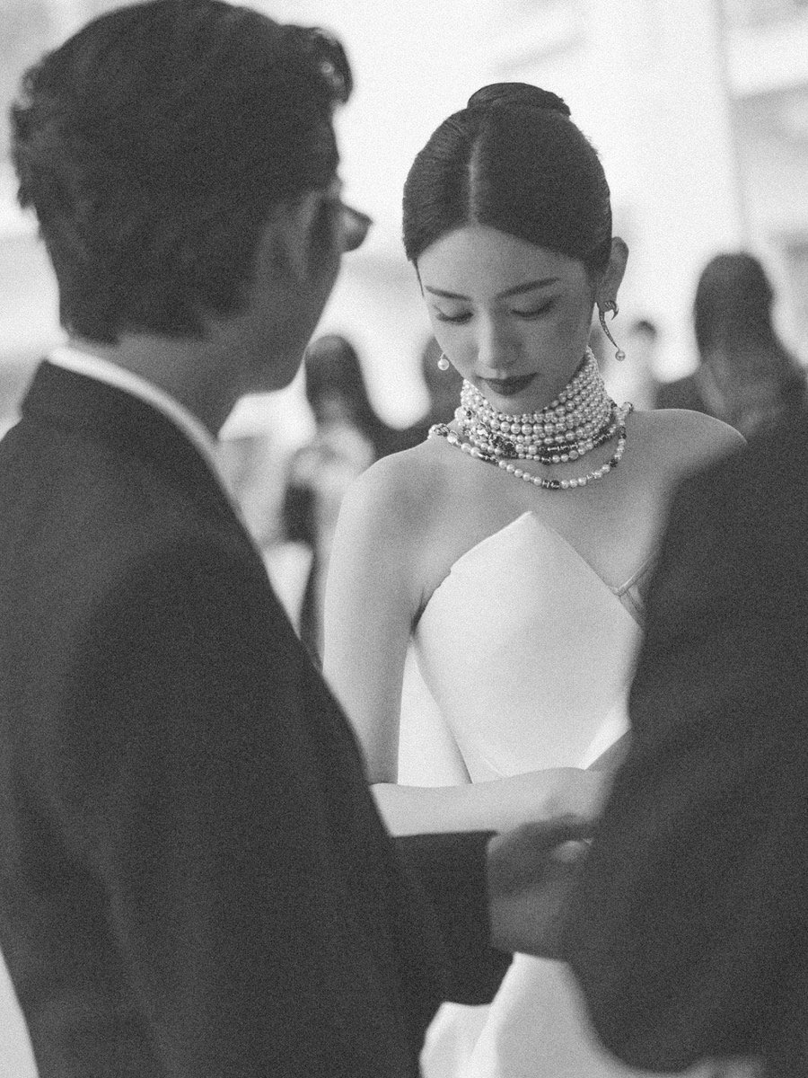 SimplyZhouYezi's tweet photo. Wow a wedding photographer even shared these stunningly beautiful wedding quality shots of #ZhouYe at Cannes! 

“I didn't expect to run into Zhou Ye again in Cannes. I took a few photos from a purely casual perspective. The first time I saw her was during Paris Fashion Week. https://t.co/0ND1Gp5epy