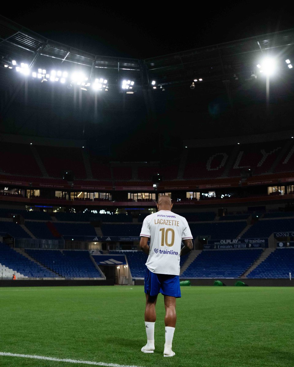 🚨 VOICI VOTRE NOUVEAU FOND D’ÉCRAN ! 🏞️🦁

L’image est juste DINGUE ! 

Le maillot est sublime aussi, même avec les sponsors finalement ça passe super bien ! 🤩 

#TeamOL #Lacazette