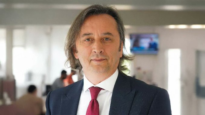 Yeni Şafak yazarı İbrahim Karagül’ün AKP döneminde İBB’ye bağlı KİPTAŞ’tan kurasız aldığı ve konutun tapusunun, Ekrem İmamoğlu’nun seçilmesinden 23 gün önce teslim edildiği ortaya çıktı. (Halk TV)