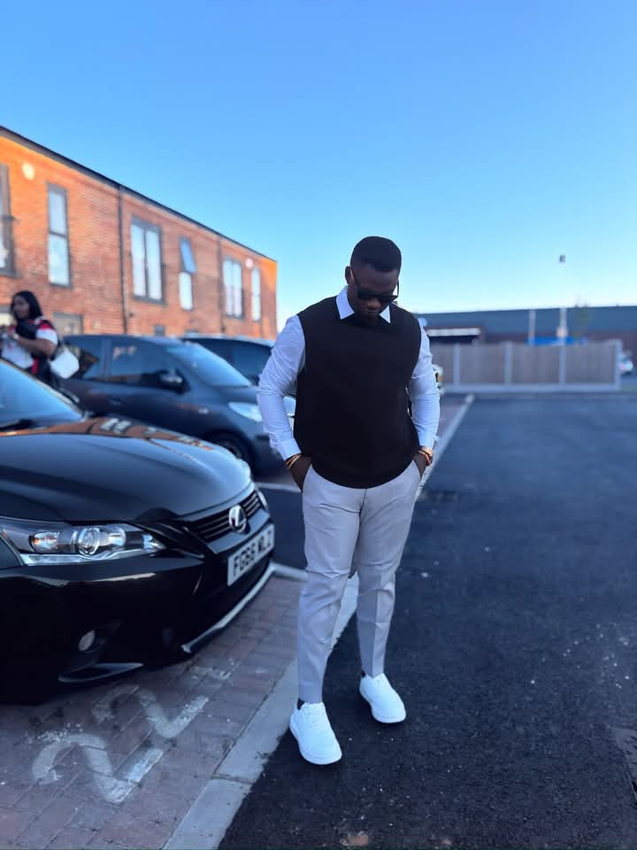 madibaofcomedy's tweet photo. Pick one thing in this pics. I will gift 2 people of my choice.
Thank You Manchester. Newcastle see you tonight https://t.co/RC6ksD95a4