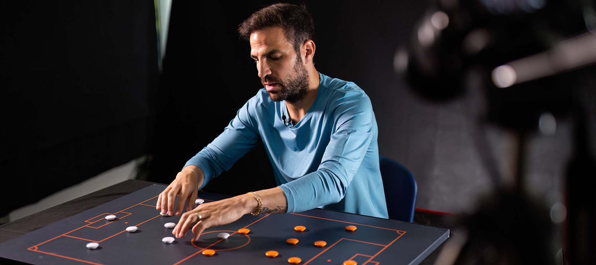 FmCatenaccio's tweet photo. My breakdown of Cesc Fàbregas’ system at Como 🇮🇹

🔄 4-2-3-1 morphs into a 4-2-2-2 📦
🧲 DMs stay close in buildup to bait the press
📏 Wingers hold width to stretch the backline
🧠 CF &amp; AM operate in tight pockets — the "second box"
#FM24 #Tactics #Como #CescFabregas https://t.co/F3WoyYE1wA