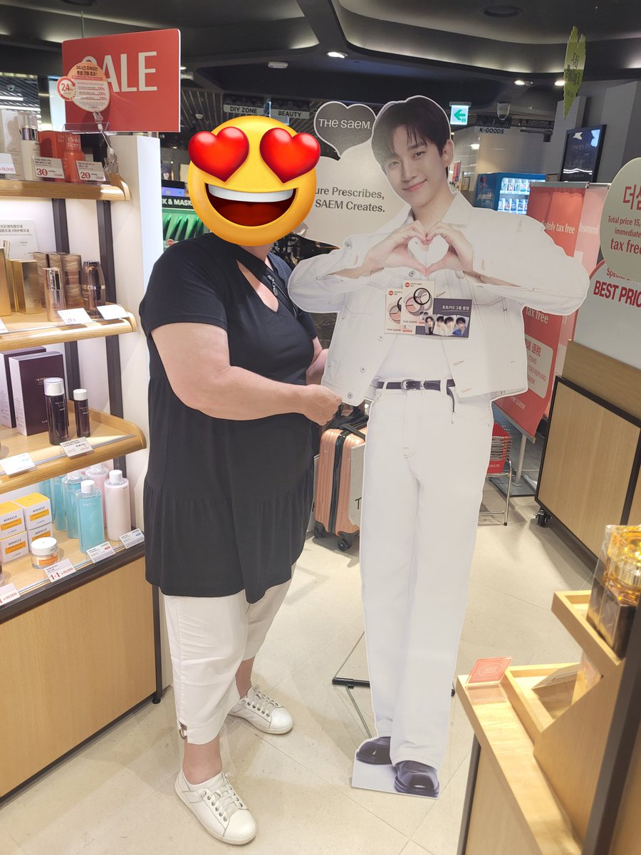 StapelyC's tweet photo. Got to see my one and only (even if it is a cardboard cut out) https://t.co/oVdQMLnNBW