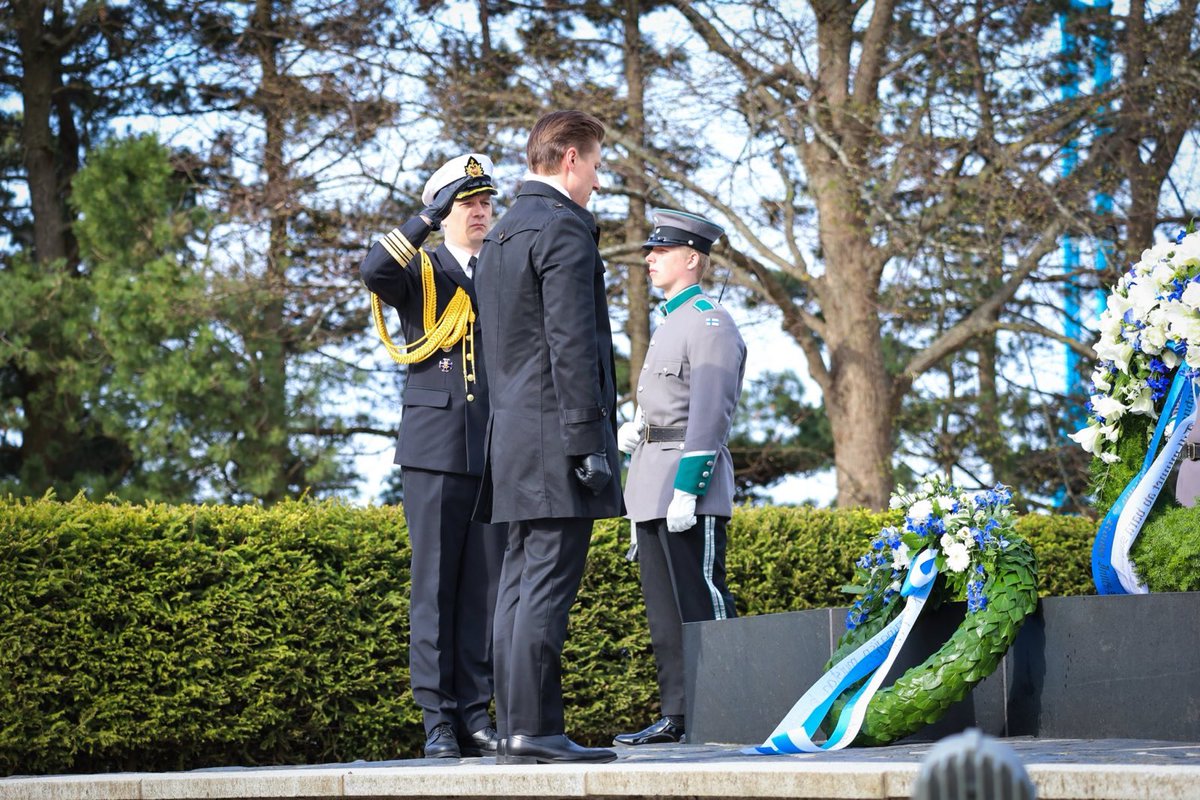 Tänään vietämme kaatuneitten muistopäivää. Osoitamme sankarivainajille korkeimman kunnian. 
Laskimme valtiovallan seppeleet Hietaniemen sankarihautausmaalla. 

Sankarihautojen rivit ympäri Suomen kertovat vapautemme hinnasta. Hautarivit kertovat yksilöiden äärimmäisestä