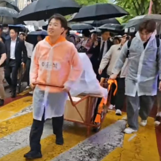 "준첨지의 운수좋은 날"

방송 마무리할 무렵 어느 희동이님의 팩폭ㅋㅋㅋ

분명 아침만 해도 윤석열 탈당으로 신났을텐데 바로 3연타 때려 맞은 역대급 하루가 되었다.

어설프게 리어카로 어그로 끌어보려 했으나 결국 기억 속에 남은 건...