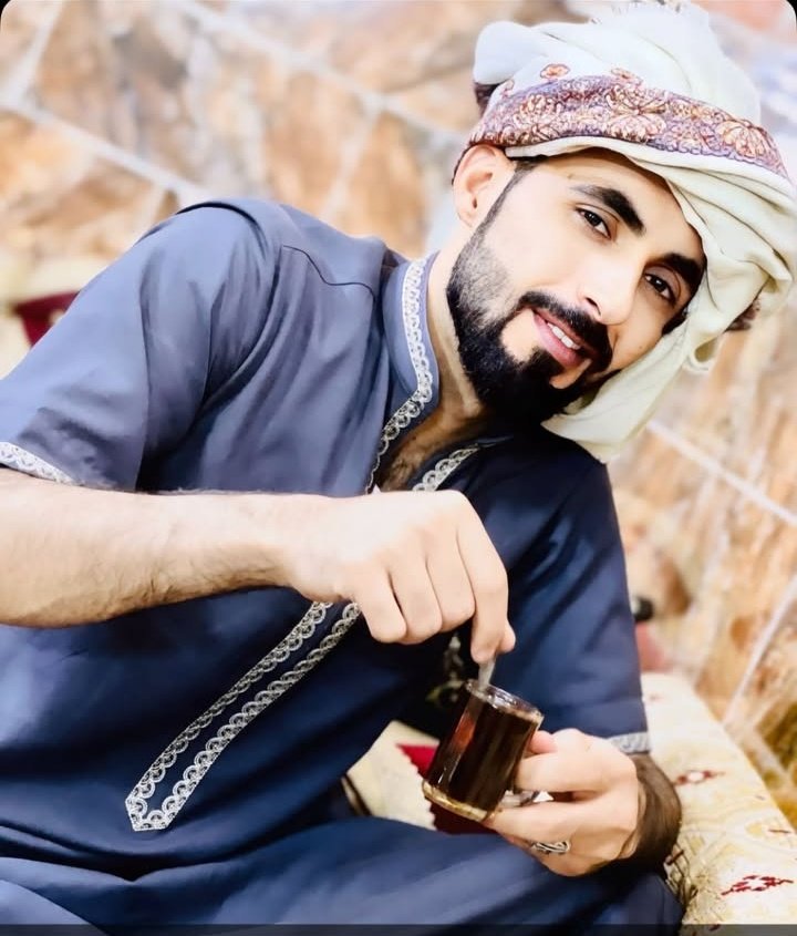 Hawadmm's tweet photo. #حبيت_أقول الشهور تمّر يوم أنك معي مثل الدقيقة
 والدقيقة من بعد فرقاك يادوب أنتصفها https://t.co/Gs1WM13eir