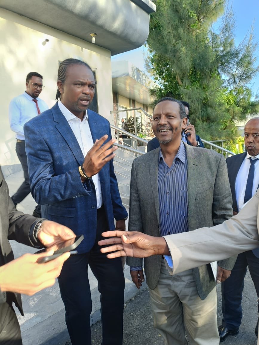 Guess who I met in Hargeisa today ahead of the 18 May celebrations?

Nigerian footballing legend and ex-Arsenal star, Nwankwo Kanu.

Kanu impressed by Somaliland's sporting talents and the impressive investment in youth sports, especially football.