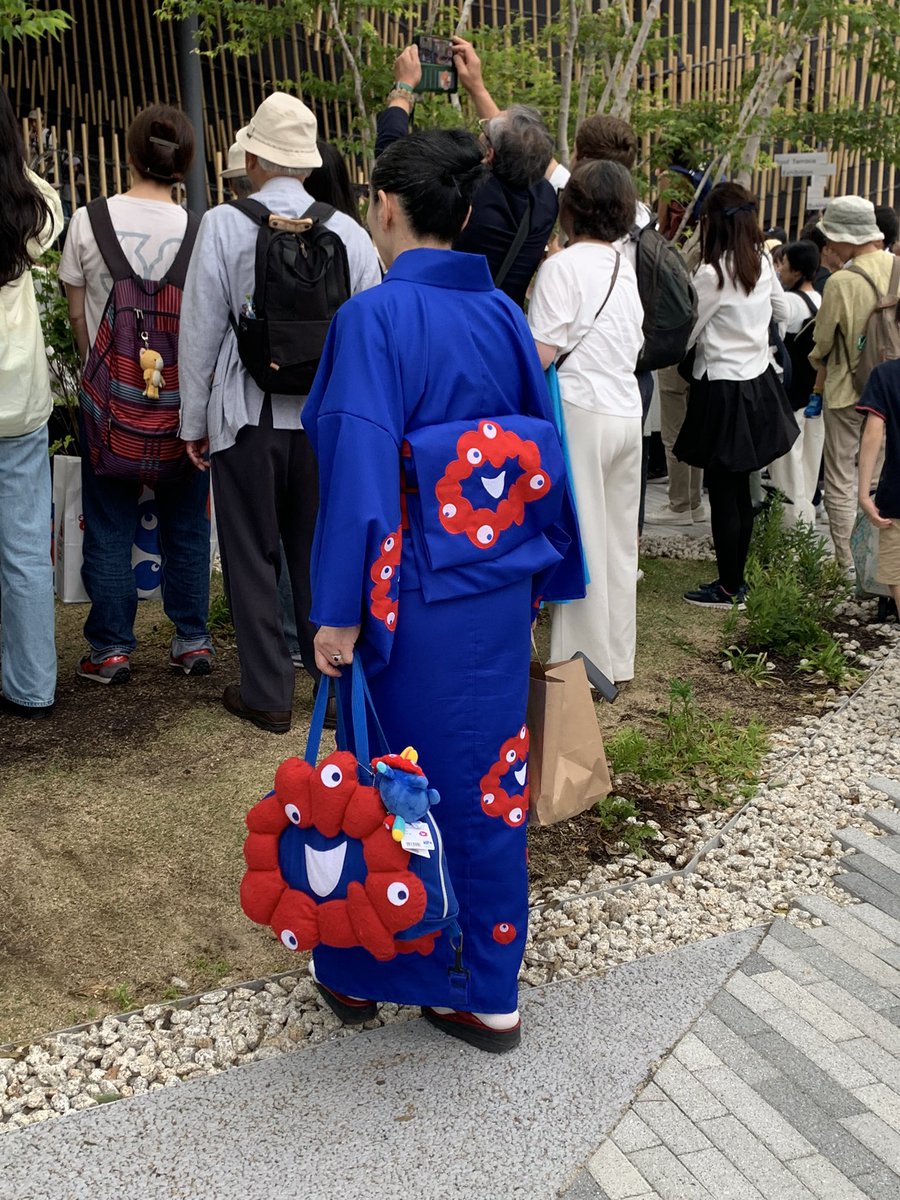 万博　浴衣　ミャクミャク　赤青　青赤 関西万博来たら ミャクミャクの浴衣着てた人いた。自分で作ったん