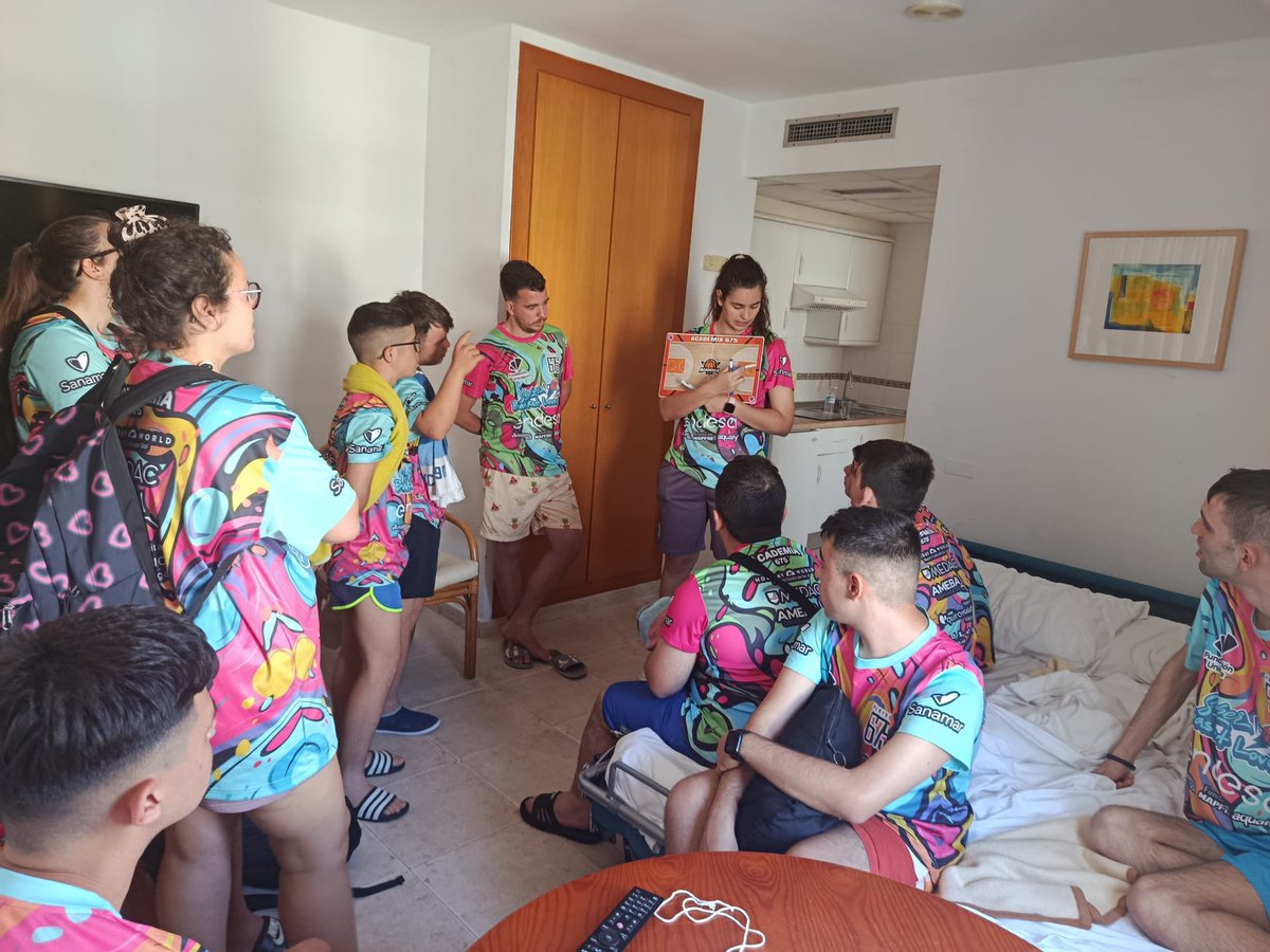675Academia's tweet photo. 🌞 ¡Nuestros #Superbasket han conquistado Gandía con su simpatía, ilusión y sus ganas de crecer!

Momentos inolvidables que se quedan para todos ellos, para sus familias y para una #Academia675 que una vez más demuestra que por ellos merece la pena.

#A675🟠⚫️
#BeWaterMyFriend✌️ https://t.co/AFgS4iL6zC