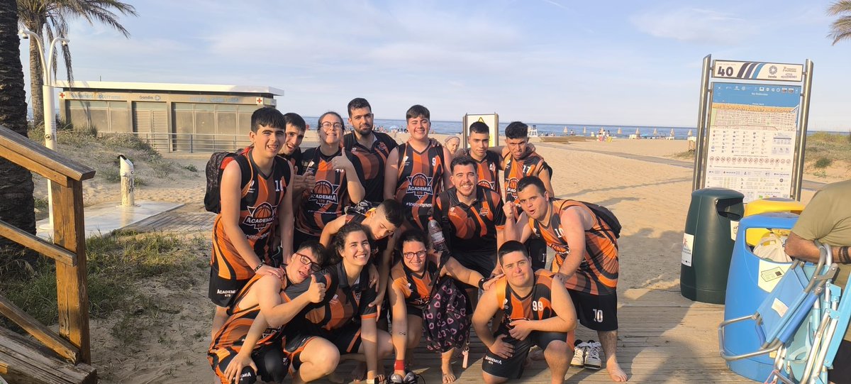 675Academia's tweet photo. 🌞 ¡Nuestros #Superbasket han conquistado Gandía con su simpatía, ilusión y sus ganas de crecer!

Momentos inolvidables que se quedan para todos ellos, para sus familias y para una #Academia675 que una vez más demuestra que por ellos merece la pena.

#A675🟠⚫️
#BeWaterMyFriend✌️ https://t.co/AFgS4iL6zC