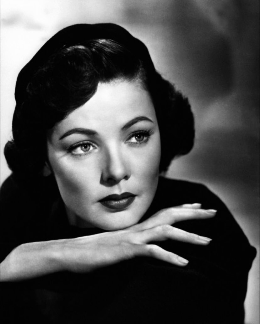 «On entrait dans son regard comme dans un bain et ses yeux avaient la couleur de l'eau où le nageur lit encore le fond à plus de 100 mètres du rivage.» 
Paul Morand, à propos de Gene Tierney