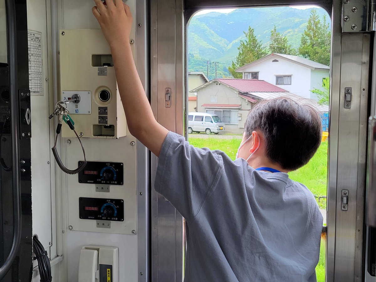 AIZU_HappyTrain's tweet photo. 今日の運転体験の様子😄
写真に写っているこの男の子すごく運転が上手で中の人もびっくり👀
鉄道も好きとのことなので是非運転士目指して頑張ってほしいです😁

次回の運転体験は6/21です！
予約受付は5/21AM0:00からメールで受け付けます😀
参加される方はお願いいたします！https://t.co/HK27dtIjji https://t.co/PVnp7k35Pv