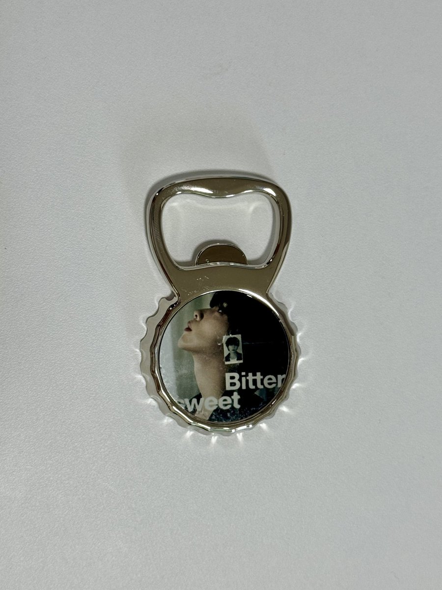 5831kp's tweet photo. [#정세운 소극장콘 ‘bittersweet’ 나눔]

달콤쌉싸름한 세운이의 매력을 다양한 음료로도 즐기실 수 있도록 사진 속 오프너를 ‼️알티 추첨 나눔‼️합니다!

✅ 일시 및 수량: 주말 콘 총 4일, 각 5개

✅ 기간: ~ 6/1 자정

(글씨가 잘려서 참여방법 및 기타 사항은 타래로…) https://t.co/HRg4uB0EIl