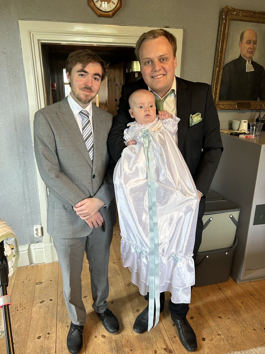 Erik_Norin's tweet photo. Fantastisk vän! Fantastisk poddkollega! Och nu också fadder till min yngste son! Fina @MackeBerg ❤️ https://t.co/KWP36mU9eo