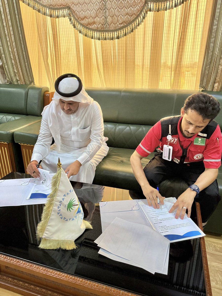 ✍🏼وقع الهلال الأحمر السعودي بمحافظة القنفذة 
ممثلة بالقائد  أ . عبدالله إبراهيم الراشدي
📑 #مذكرة_تفاهم_شراكة_مجتمعية مع #بلدية_القنفذة 
ممثلة برئيسها أ.فايز معيض الشهري
<a href="/qbaladi/">بلدية محافظة القنفذة</a>

📌بهدف تعزيز التعاون في الجوانب
ذات الاهتمام المشترك بين الطرفين✨️