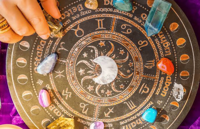 Astrolog Eylül Demir: 

“Galatasaray bu akşam Kayserispor’a kaybedecek. Ve önümüzdeki 2 maçıda mağlubiyetle tamamlayacak. Fenerbahçe 3 maçını da kazanıp Şampiyon olacak.”