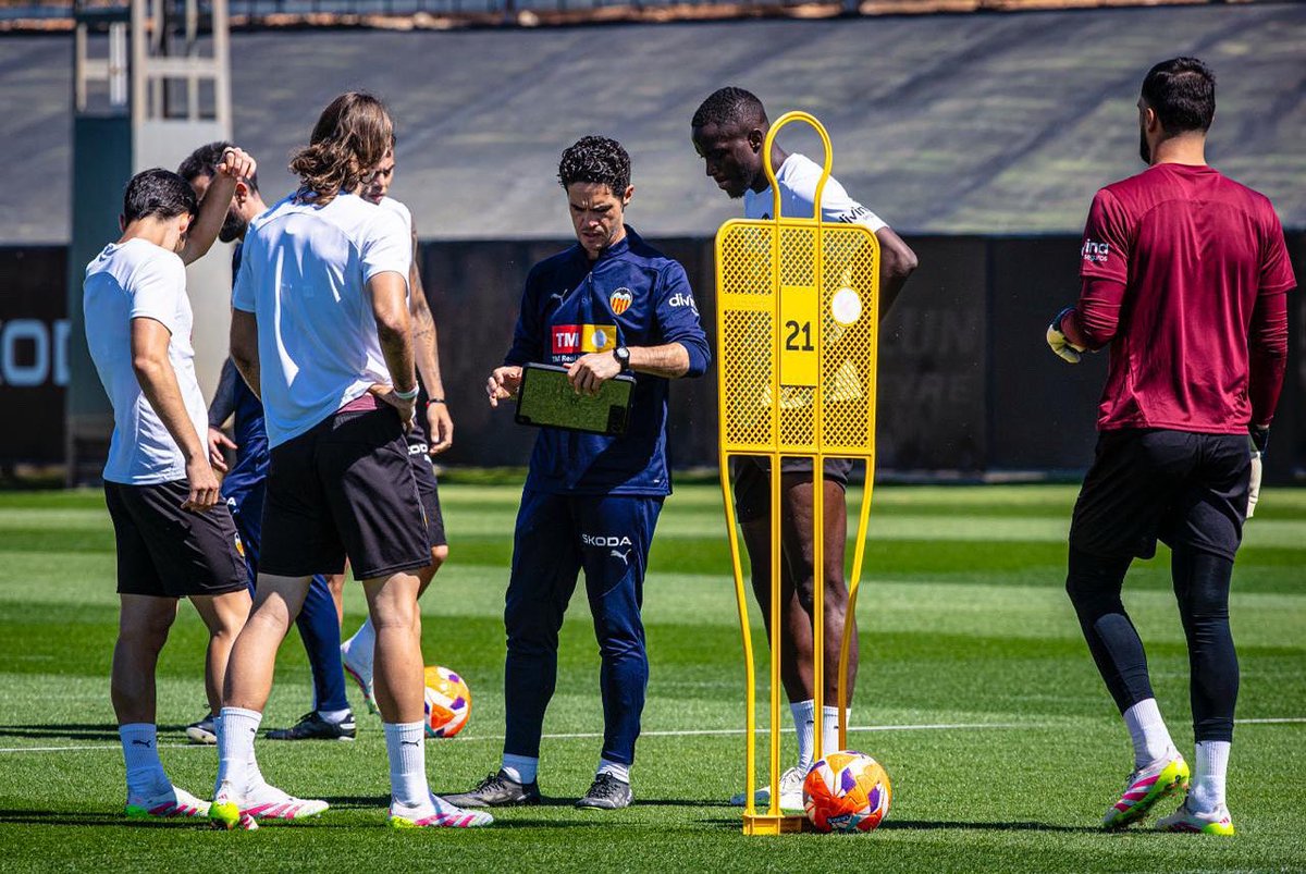 🔜 #ValenciaAthletic ⚽️🧠🦇 <a href="/valenciacf/">Valencia CF</a> 

📸 <a href="/lazaroftherock/">Lázaro dela Peña</a>