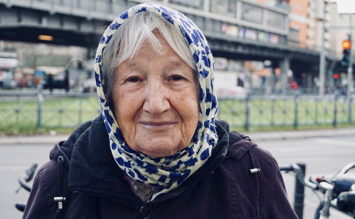 ❝19 yaşındaydım, kocamı bir trafik kazası sonucu kaybedince üç çocuğumu geçindirebilmek için tarlalarda gündelik işçi olarak çalışmaya başladım. İyi günde iki buçuk lira kazanıyordum. Bazen herkesi doyurmaya yetiyor, bazen yetmiyordu.

Bir komşum bana Almanya’dan bahsedince