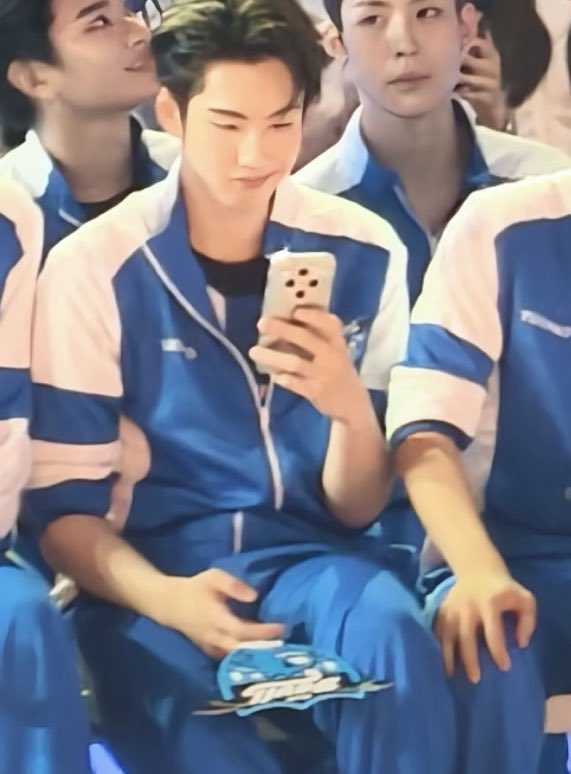 ไม่มีใคร ภู : 😏 
5555555 อยู่อย่างนั้น