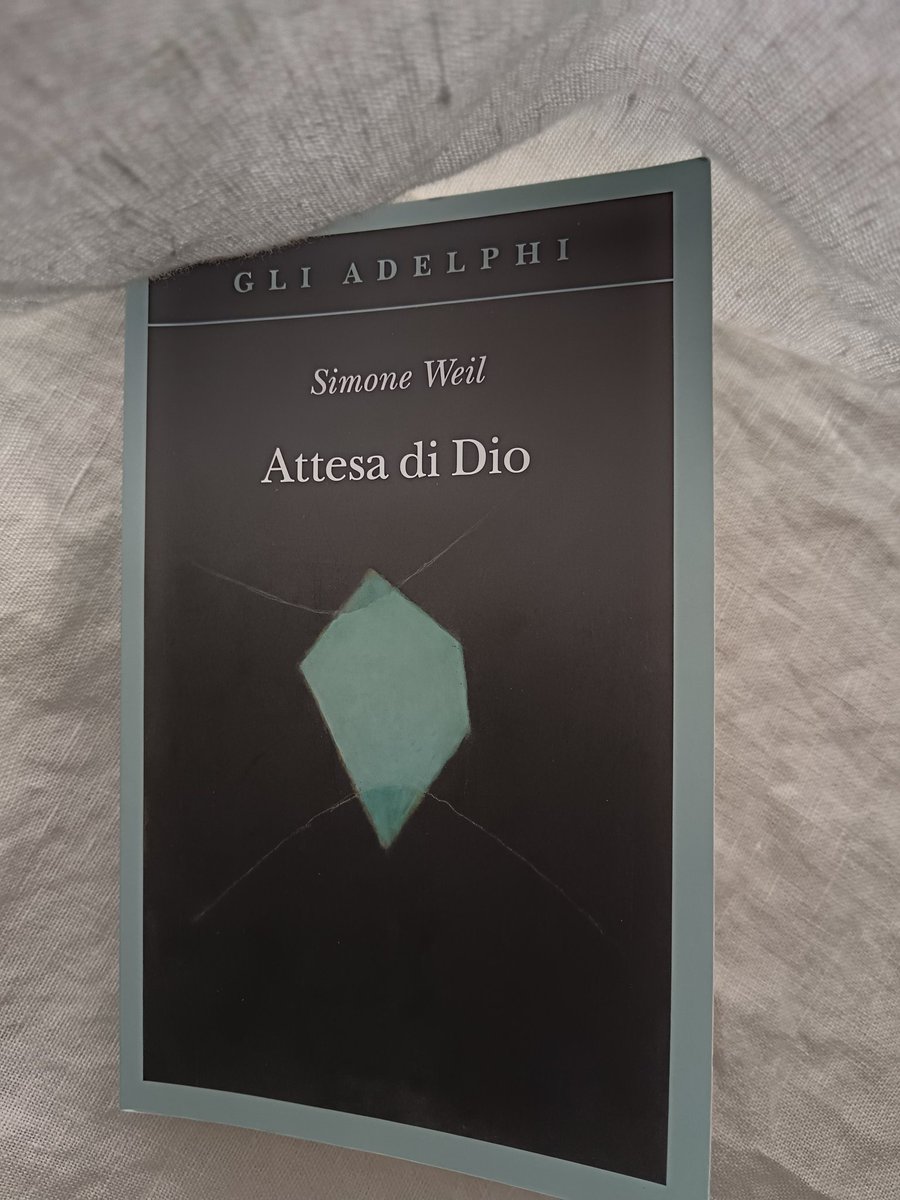 stazzonata's tweet image. I crimini mi facevano orrore, ma non mi soprendevano; ne avvertivo in me stessa la possibilità; anzi, proprio perché ne sentivo in me le possibilità mi facevano orrore.

#Adelphi