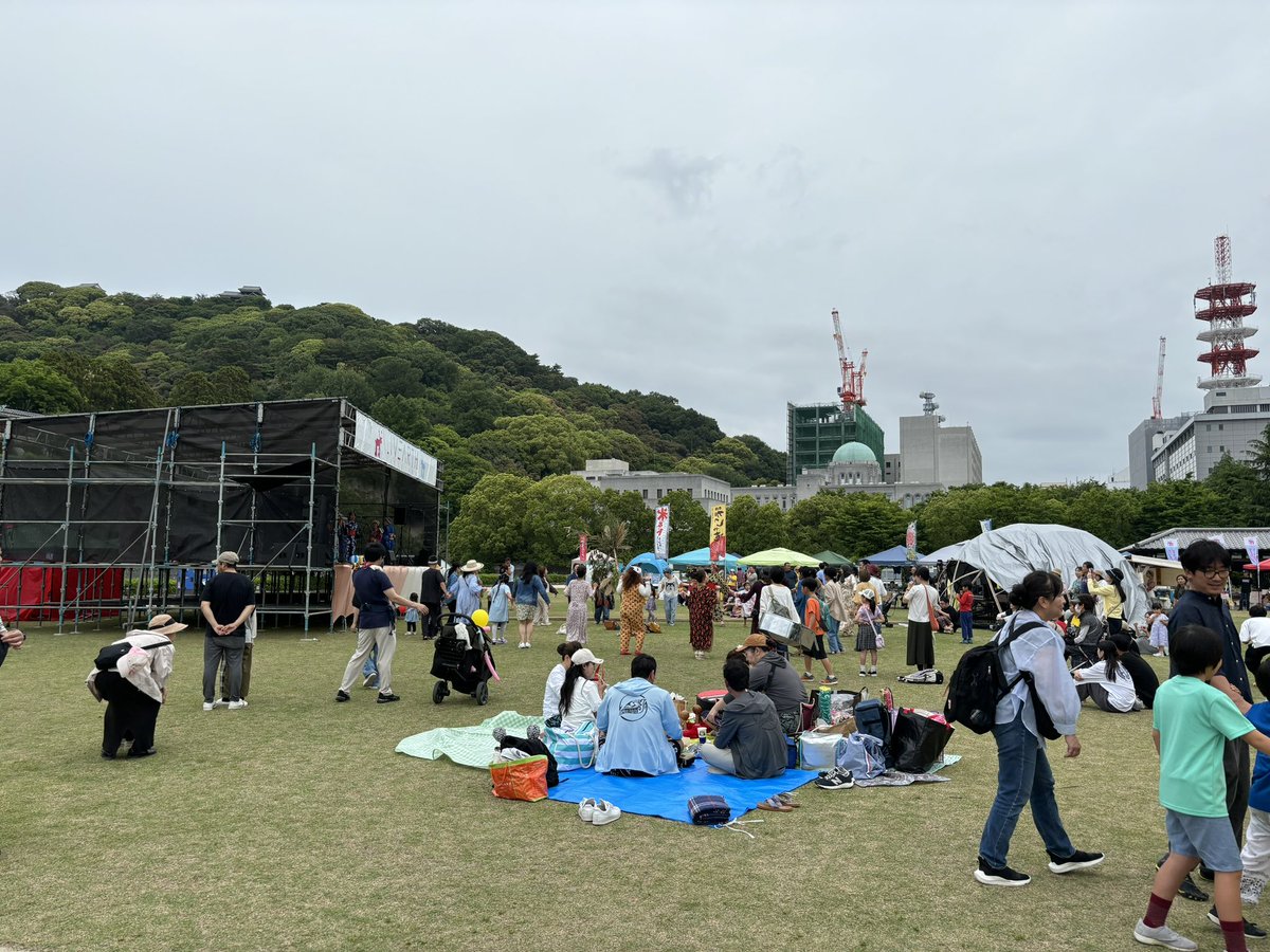 hpoppo's tweet photo. ライヴ・アースまつやまを除いて帰りました。島人ぬ宝を聴きながら、ベッドマッサージを受けるという得難い体験。娘は、竹でてきたでっかいブランコを楽しんでました https://t.co/qzpb7Hg7w9