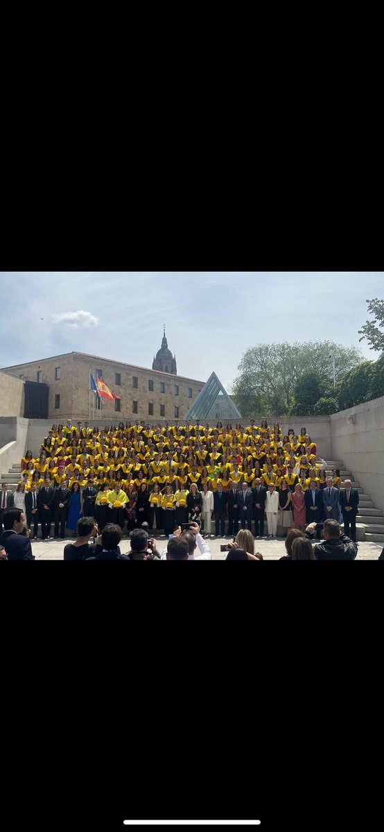 Si hay días que se quedan grabados en mi memoria…es el de la graduación de Medicina. Mezcla de sentimientos que llenan el alma: orgullo, felicidad, emoción, ilusión…Gracias por dejarme participar un año más! Fue un regalo para mi!