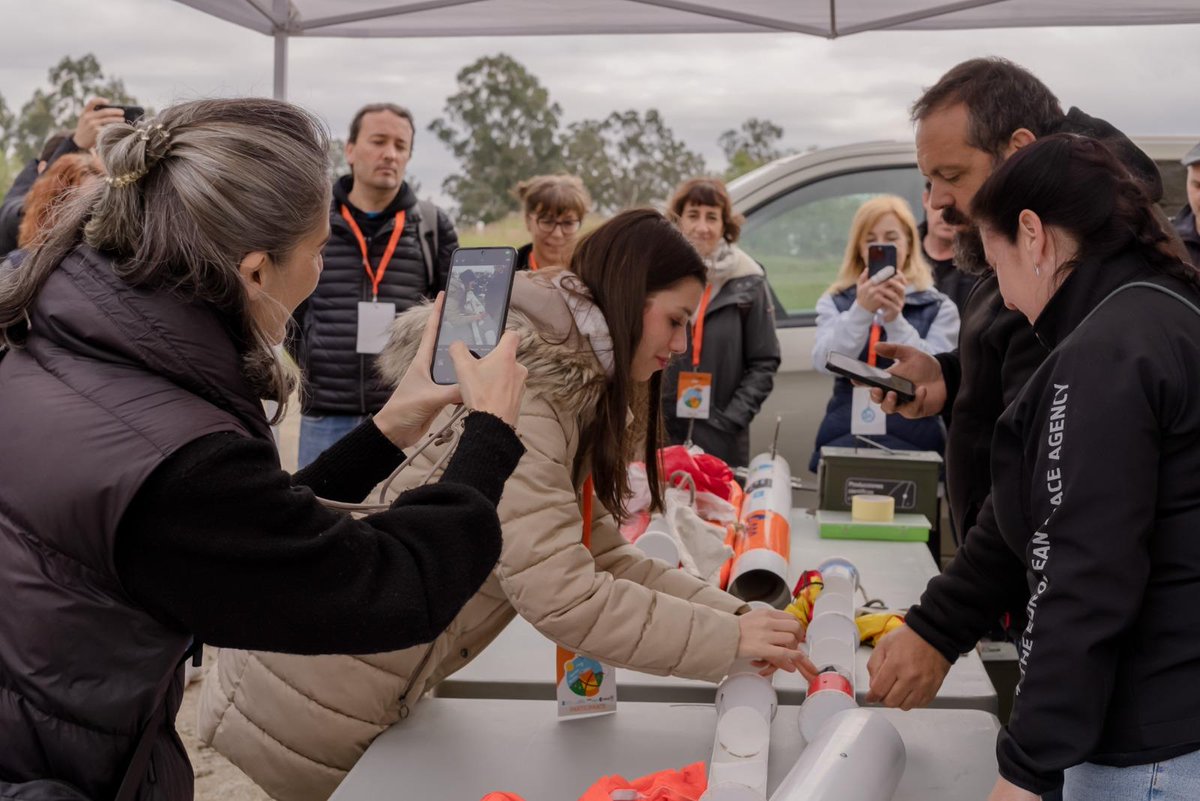 EduXunta's tweet photo. 🚀 Galicia acolleu esta semana a final estatal do desafío #CanSat 2025 da @esa_es

Equipos de toda España lanzaron os seus satélites desde Toén, onde a ciencia foi a protagonista 🛰️

Fixéronse co primeiro premio os andaluces Zephysat. Parabéns! 👏🏻

ℹ️ https://t.co/SSQiIWOXqZ https://t.co/UXloqrUtGZ