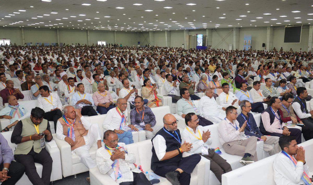 मोदी सरकार में सहकारिता गरीबों, वंचितों व किसानों के जीवन में सकारात्मक परिवर्तन ला रही है। आज अहमदाबाद में गुजरात राज्य सहकारी संघ द्वारा आयोजित सम्मेलन में सहकारिता से जुड़े बहनों-भाइयों से संवाद किया।

મોદી સરકારના શાસનમાં સહકારિતાથી ગરીબો, વંચિતો અને ખેડૂતોના જીવનમાં