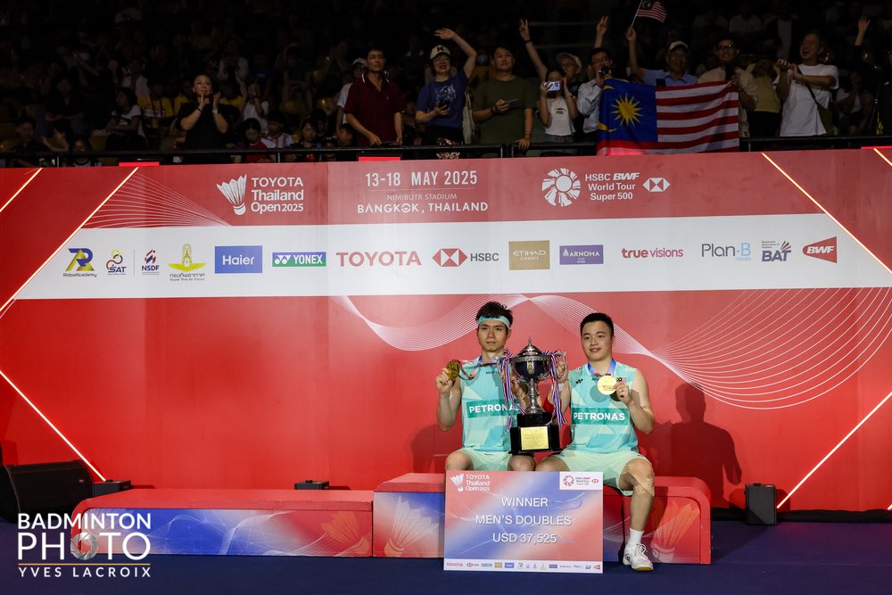 aaronchiatf24's tweet photo. Thanks to everyone for support 🇲🇾

Grateful for my partner @sohwooiyik , Coach @herry_ip , Coach @m_miftahh , my whole MD team and support staff behind the scenes. 
Let’s keep chasing &amp; keep building.

#TeamMD 🇲🇾

📸 Cr. @badmintonphoto_official https://t.co/YX3yZmPJZh