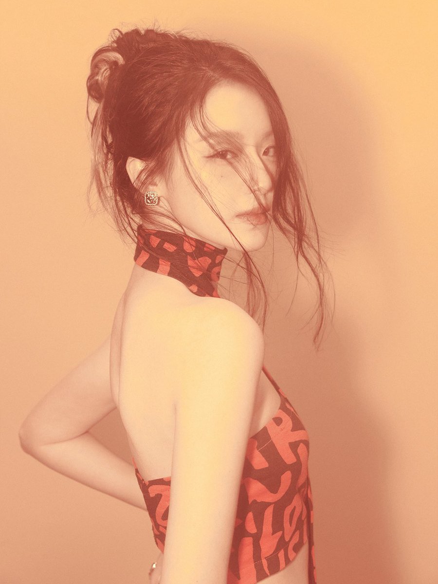 📷 ❩ 𝗠𝗘𝗗𝗜𝗔 — #SHUHUA pour le concept image du 8ème Mini Album [We are] de i-dle.

🐺 › #IDLE  #아이들  #슈화 — <a href="/official_i_dle/">i-dle (아이들)</a>