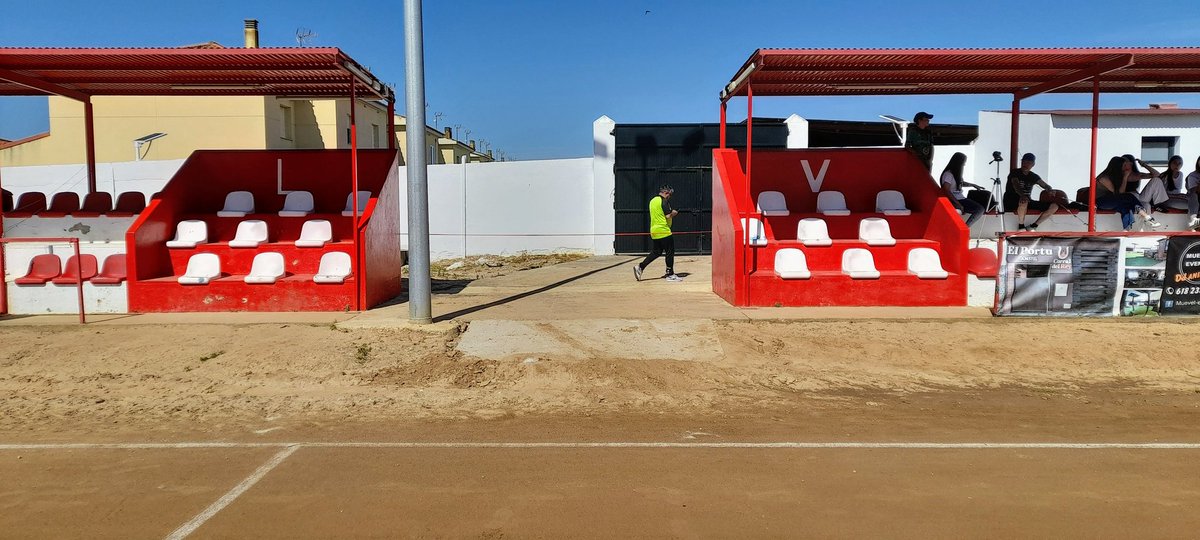 Desde las 12:00, en el campo Antonio Motos, <a href="/up_barbano/">Unión Polideportiva Barbaño</a> y @cfjerte se juegan una plaza en 1ª División Extremeña.
El equipo local parte con la ligera ventaja del 0-1 de la ida.
Pese a la distancia, muchos aficionados visitantes se han desplazado hasta Barbaño.