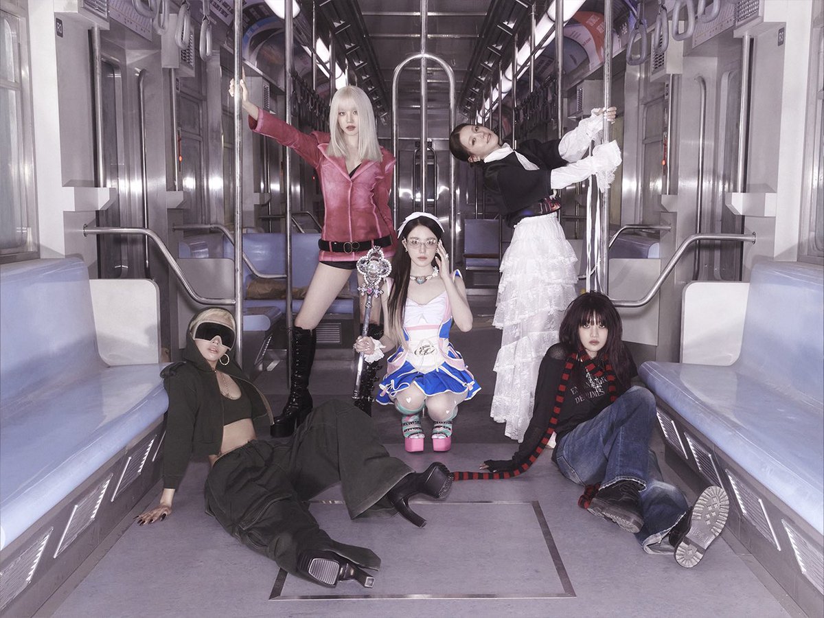 📷 ❩ 𝗠𝗘𝗗𝗜𝗔 — #SHUHUA et les filles pour le concept image du 8ème Mini Album [We are] de i-dle.

🐺 › #IDLE  #아이들  #슈화 — <a href="/official_i_dle/">i-dle (아이들)</a>