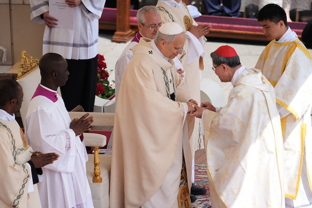fam_cristiana's tweet photo. Ad imporre il Pallio a #LeoneXIV è stato il cardinale Nunzio in Siria Mario #Zenari mentre il cardinale #Tagle  ha consegnato al #Papa l'Anello del Pescatore. Con questi due simboli inizia ufficialmente il pontificato di #Prevost https://t.co/kkRBzTHib0