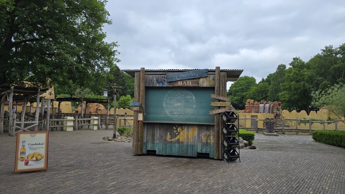 eftel_straat's tweet photo. Een nieuwe locatie voor de #piraña bar #Efteling https://t.co/jsBX2NgrIz