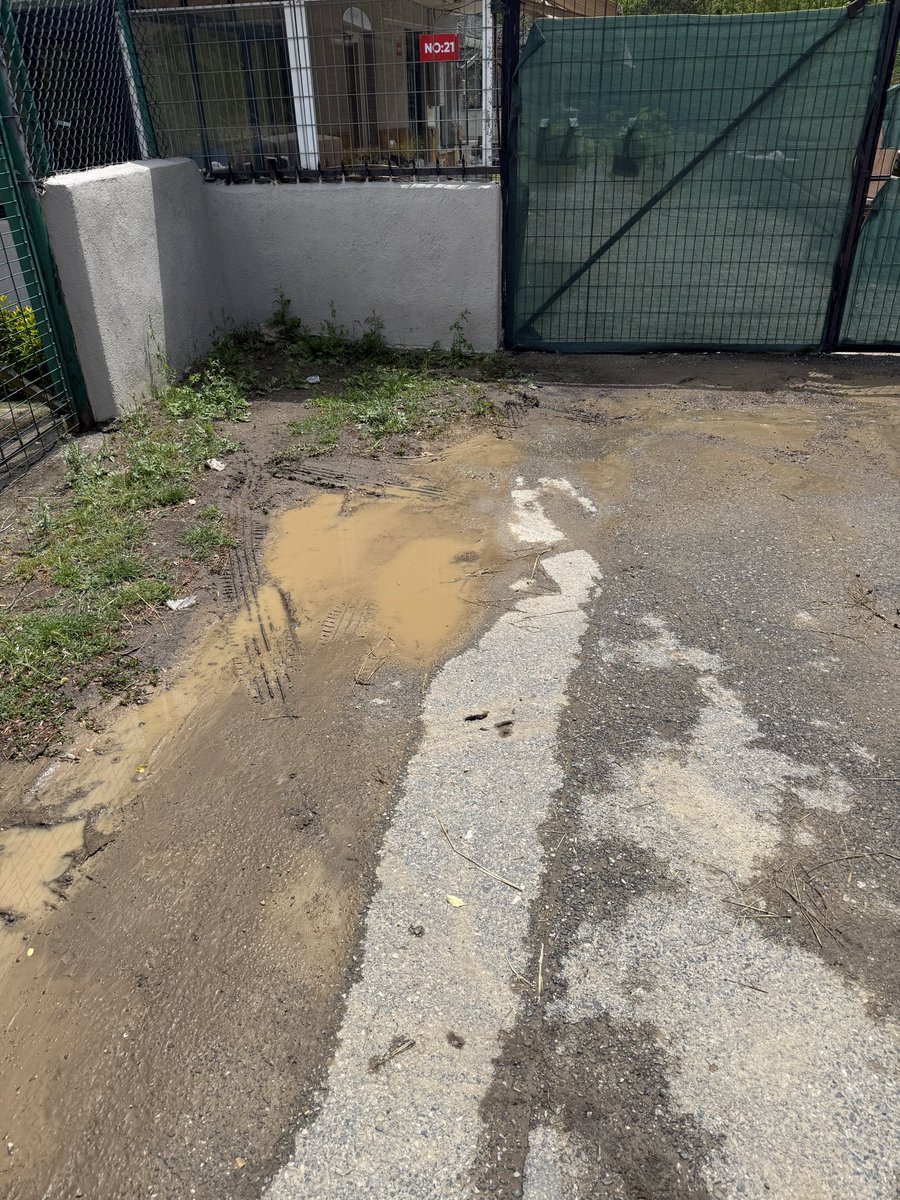 yine bir yağmur sonrası ve FSM Mahallesi Vekil Çıkmazı sokağı sakinleri olarak yine çamur ve mağduriyet. Biz üvey evlat mıyız neden bizim sokağımıza yağmursuyu kanal ve asfalt yapılmıyor bizde vergi ödüyoruz ! <a href="/umraniyebeltr/">Ümraniye Belediyesi</a> <a href="/ismetyildirimtr/">İsmet Yıldırım</a>