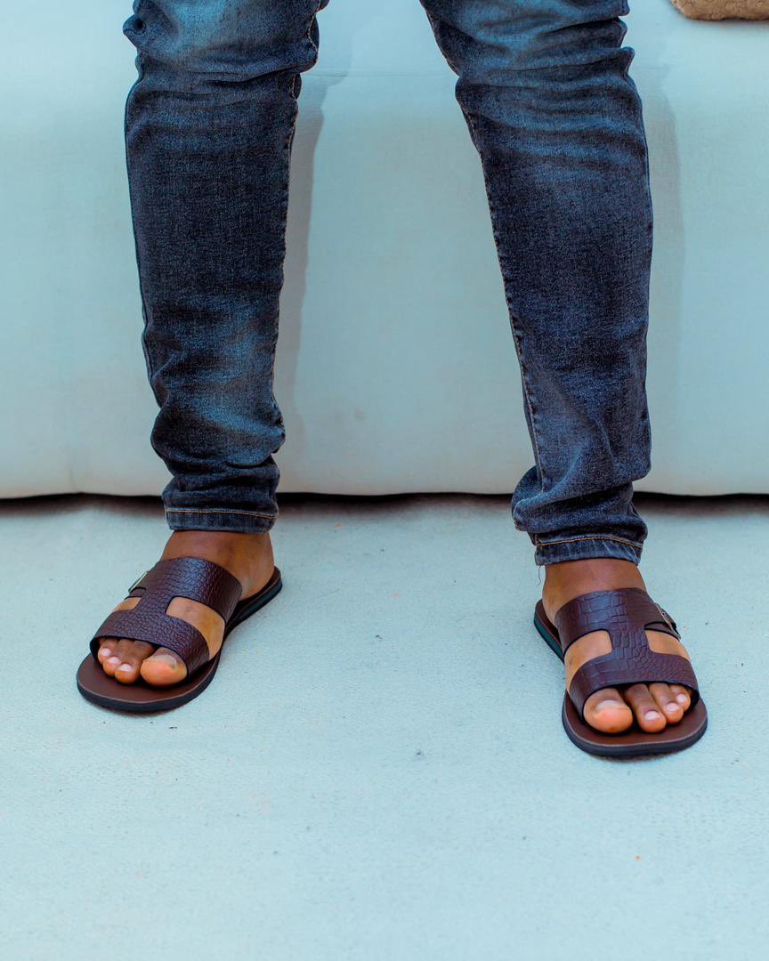 INFLUENCERjr's tweet image. Huu mzigo unagombaniwa kama njugu wahi mapema kabla haujaisha, lengo langu upendeze.

✅Zinadumu muda mrefu – Leather material
✅Zinapendeza kwa casual &amp;amp; official wear

💰 BEI: @lazaro_zakaria 
👞 KIUME – Tsh 25,000 ✅

🚚 Tunatuma popote! 

📞 Piga: 0627 425 029 | 📥 DM sasa!