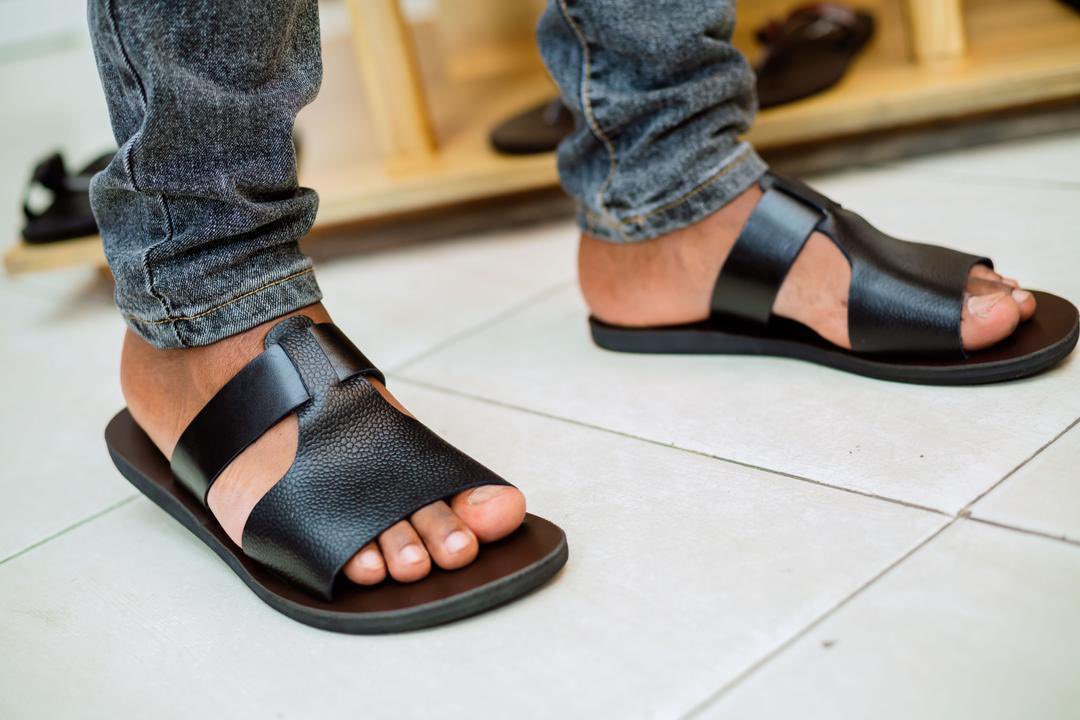 INFLUENCERjr's tweet image. Huu mzigo unagombaniwa kama njugu wahi mapema kabla haujaisha, lengo langu upendeze.

✅Zinadumu muda mrefu – Leather material
✅Zinapendeza kwa casual &amp;amp; official wear

💰 BEI: @lazaro_zakaria 
👞 KIUME – Tsh 25,000 ✅

🚚 Tunatuma popote! 

📞 Piga: 0627 425 029 | 📥 DM sasa!