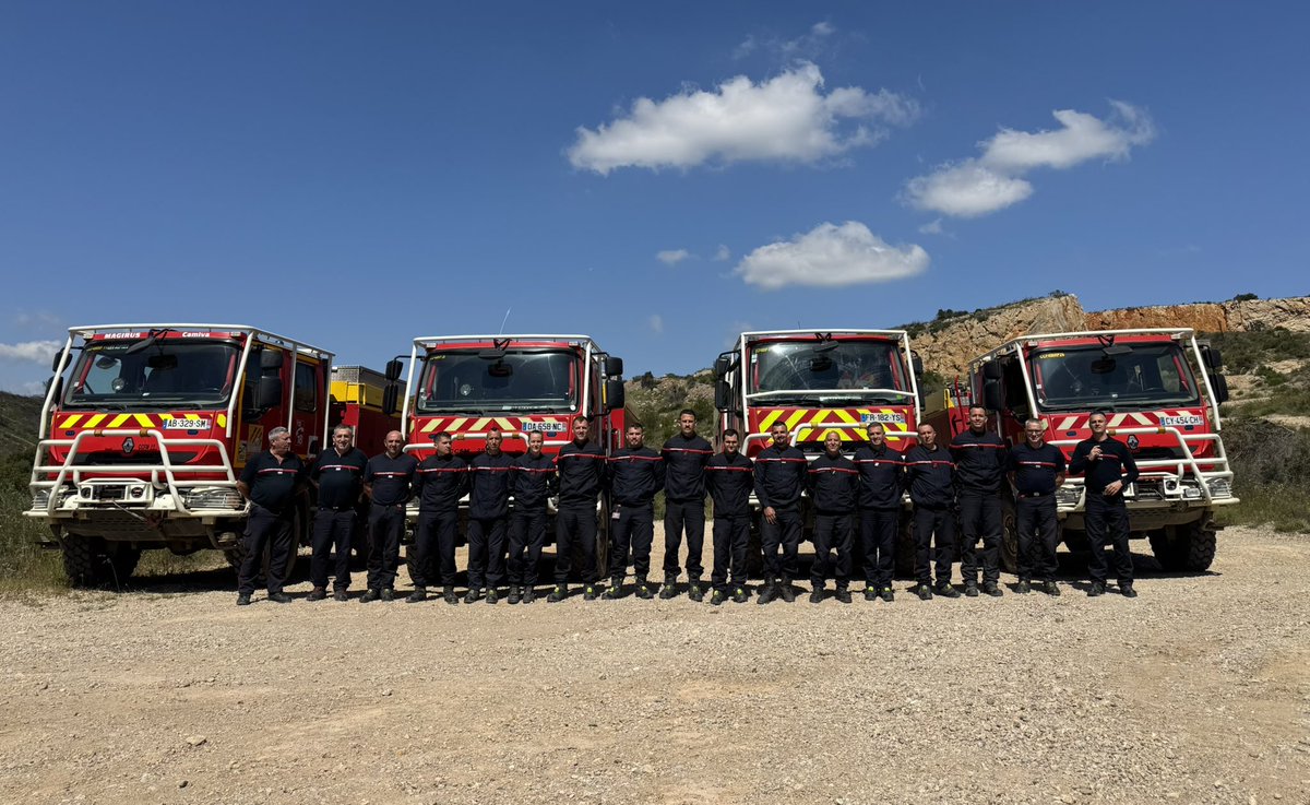 SDIS66's tweet photo. FORMATION – COD 2]

Maîtriser la conduite en terrain difficile pour intervenir efficacement sur les feux de végétation : tel est l’enjeu de la formation COD 2, actuellement suivie par plusieurs sapeurs-pompiers du SDIS 66.

Cette formation exigeante est accessible aux titulaires du COD 1 (conducteur engin pompe) depuis au moins deux ans, et disposant du permis poids lourds. Son objectif : permettre aux stagiaires de conduire en toute sécurité des engins tout terrain (VLTT ou CCF) dans des zones accidentées, en garantissant la sécurité de l’équipage.

Au programme : mécanique appliquée, reconnaissance de terrain et surtout plus de 25 heures de conduite en conditions réelles.

Une étape indispensable pour garantir des interventions rapides, efficaces et sûres en milieu naturel.

Crédit photos : Yacine BOUCHAIB