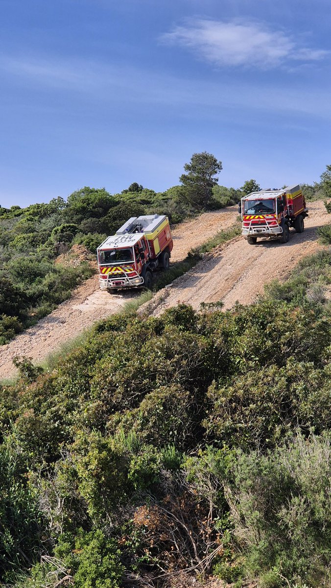 SDIS66's tweet photo. FORMATION – COD 2]

Maîtriser la conduite en terrain difficile pour intervenir efficacement sur les feux de végétation : tel est l’enjeu de la formation COD 2, actuellement suivie par plusieurs sapeurs-pompiers du SDIS 66.

Cette formation exigeante est accessible aux titulaires du COD 1 (conducteur engin pompe) depuis au moins deux ans, et disposant du permis poids lourds. Son objectif : permettre aux stagiaires de conduire en toute sécurité des engins tout terrain (VLTT ou CCF) dans des zones accidentées, en garantissant la sécurité de l’équipage.

Au programme : mécanique appliquée, reconnaissance de terrain et surtout plus de 25 heures de conduite en conditions réelles.

Une étape indispensable pour garantir des interventions rapides, efficaces et sûres en milieu naturel.

Crédit photos : Yacine BOUCHAIB