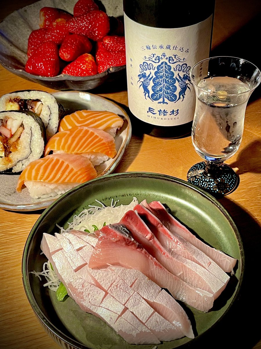 晩酌は
みむろ杉 山田錦65 菩提酛造り🍶

合わせるのは、ブリのお刺身に
巻物、サーモンの握り🍣
古都華はチェイサー🍓

#みむろ杉 #日本酒 #晩酌 #おうちごはん 
#料理好きな人と繋がりたい #古都華
#日本酒好きな人と繋がりたい #三諸杉