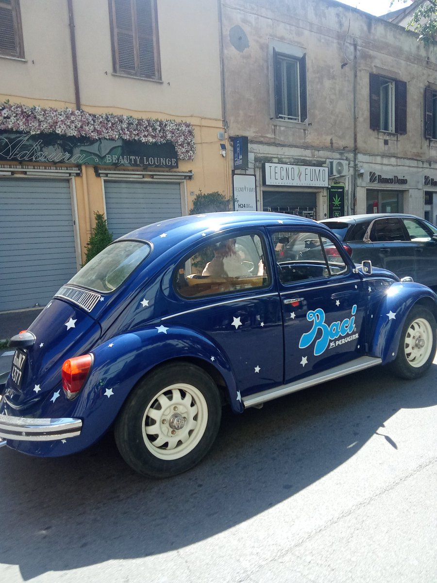 lucananni1010's tweet photo. Bellissimo #Volkswagen #maggiolone #kafer #beetle #fusca #classiccars incontrato a Tivoli in bici dopo un giro di 135 km. 💙💙Le mie passioni 🚴 https://t.co/ezX2x900dg