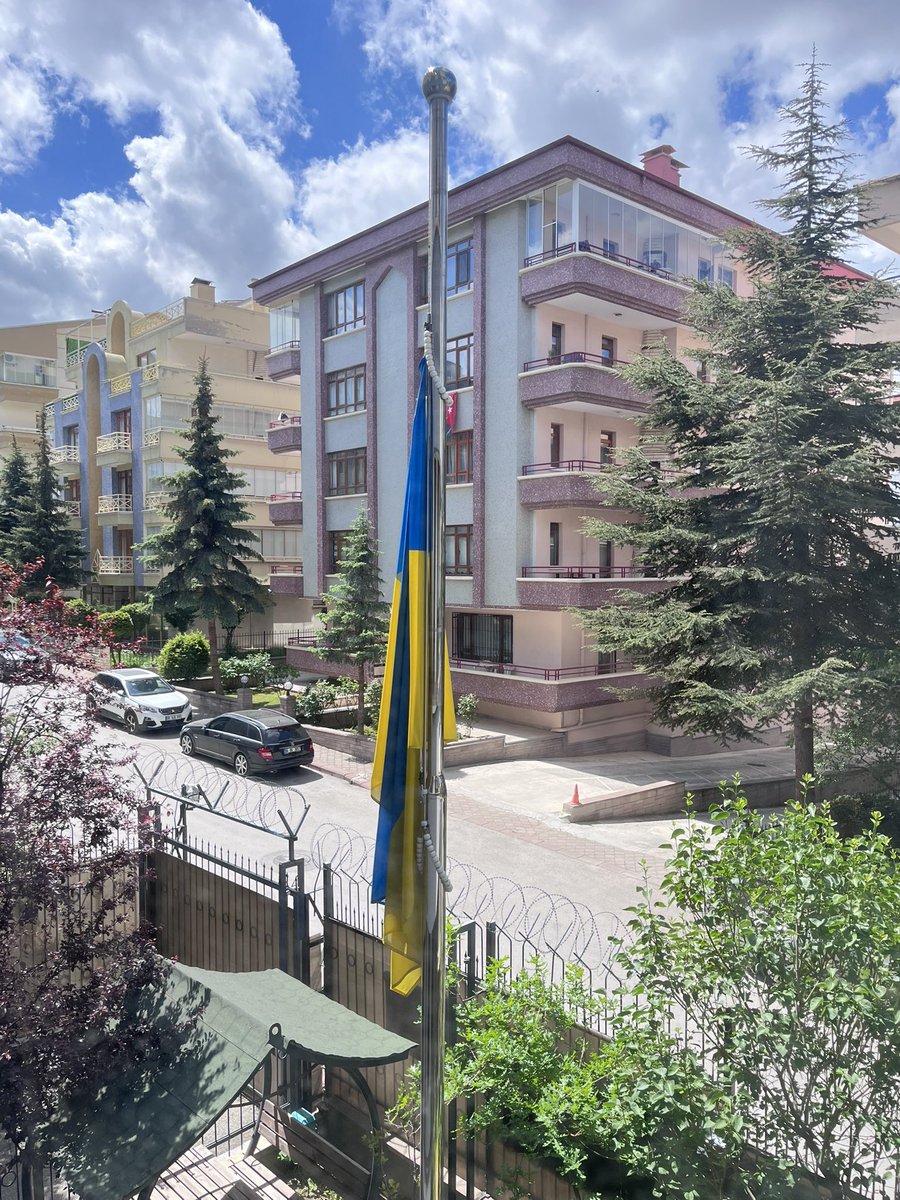 Bugün, sovyet rejiminin 1944’te Kırım Tatar halkına uyguladığı soykırımın kurbanlarını anıyoruz. Hayatlarını kaybeden tüm  soydaşlarımızı rahmet ve saygıyla yad ediyorum.