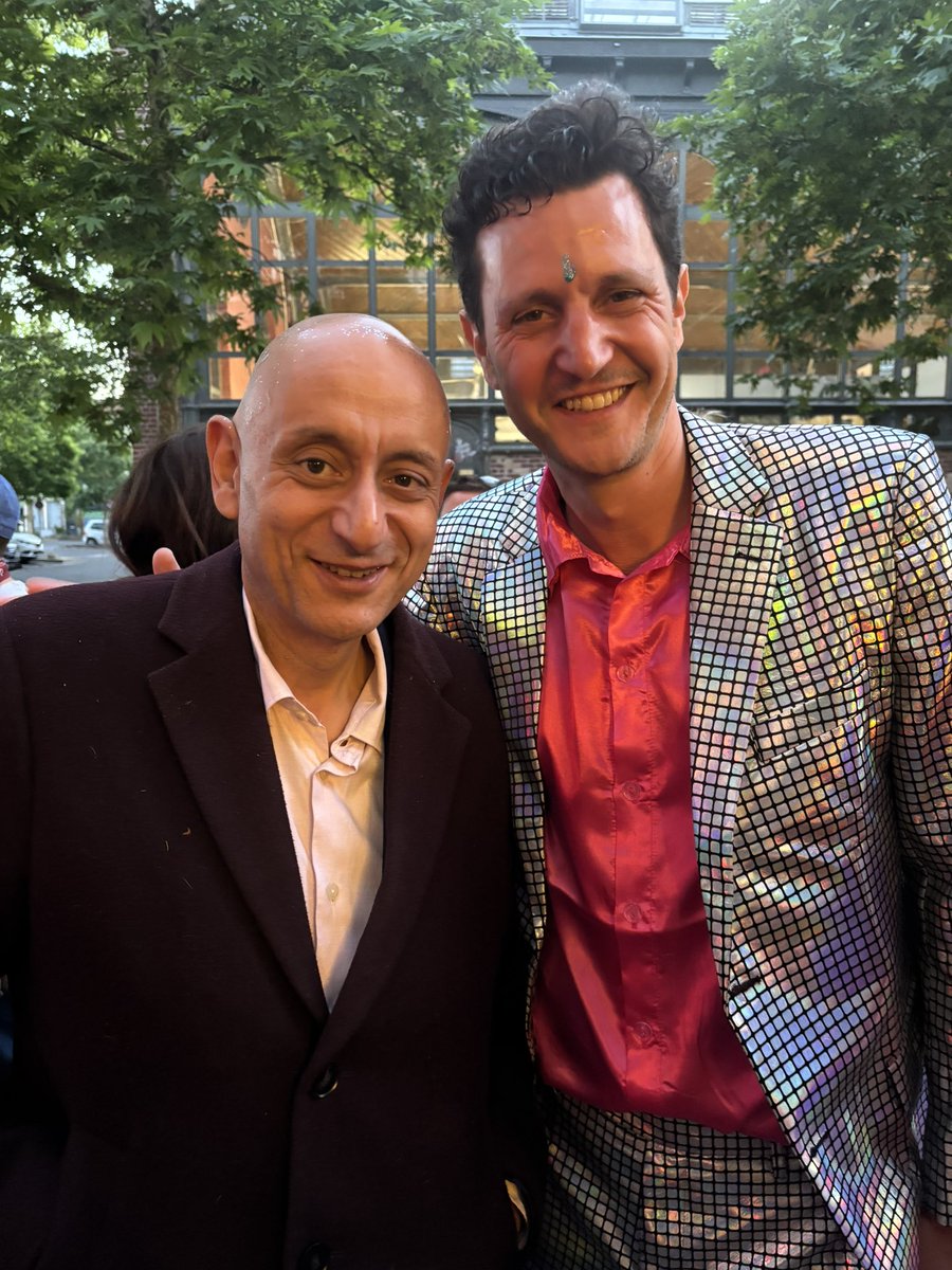 Tres beau succès pour « 15 bars - 15 concerts », le rdv traditionnel du Festival #Wazemmes l’Accordeon 👏
Avec Arnaud Rondelez, président des <a href="/flonflons/">Wazemmes l'Accordéon</a>, Bénédicte Daville, présidente de l’UC Wazemmes, &amp; de nombreux Lillois-es, nous avons applaudi de nombreux artistes ❤️#Fiesta